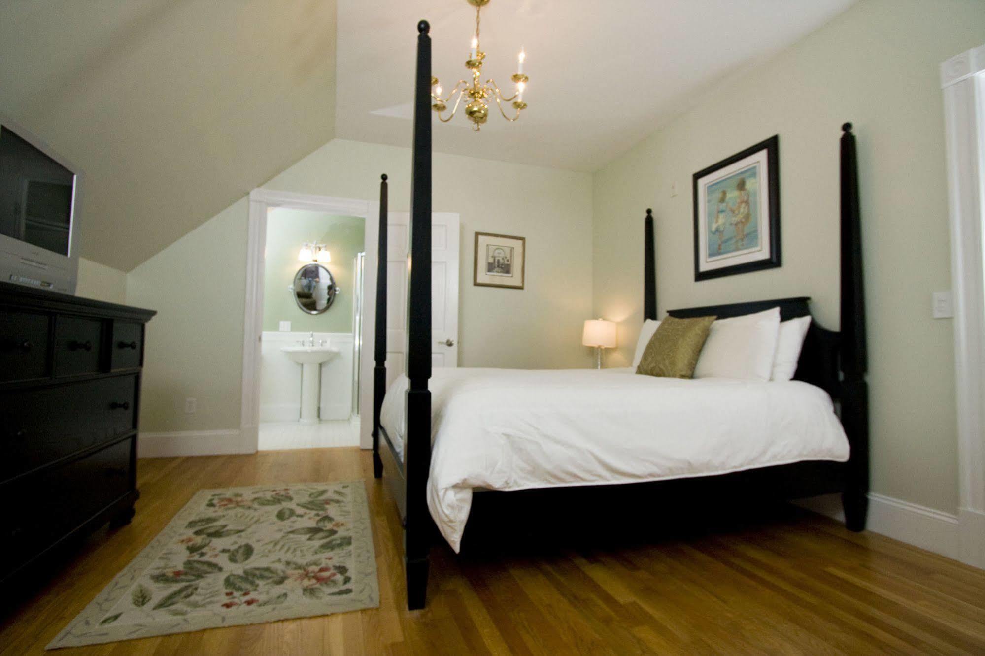 Paws On Pelham (Adults Only) Bed & Breakfast Newport Exterior foto